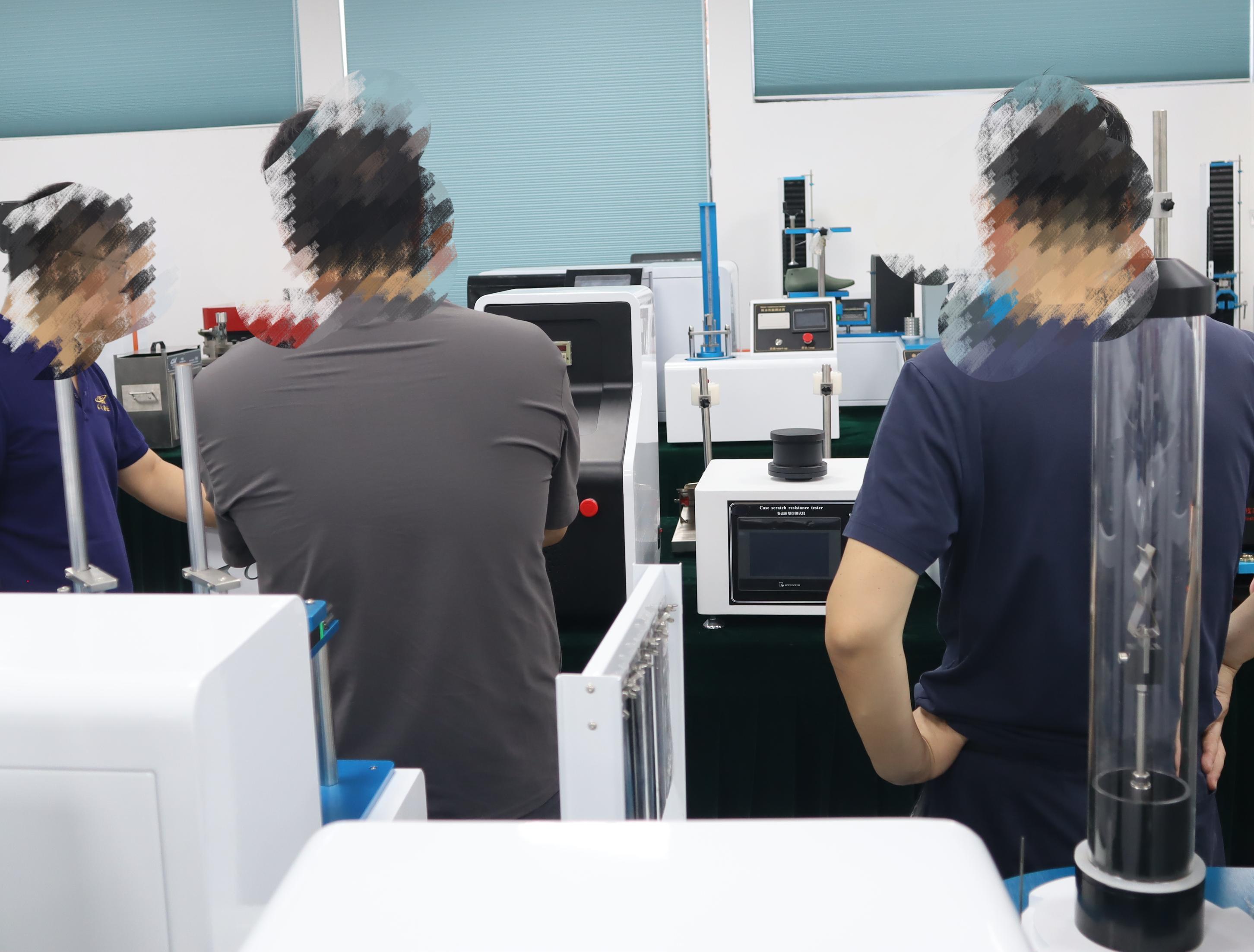 電動干濕摩擦色牢度測試儀：中國某集團有限公司到訪山東賽銳特參觀儀器設備