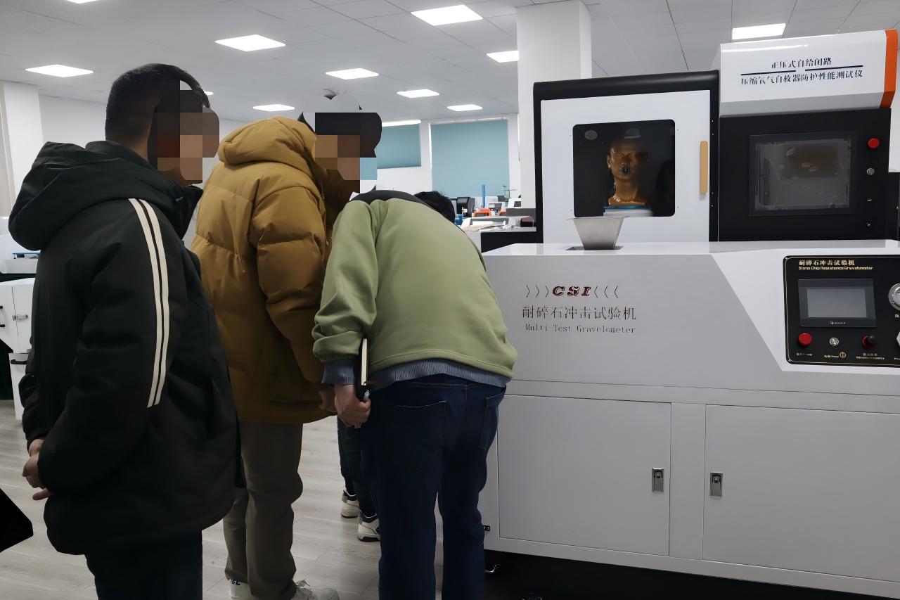 耐碎石沖擊試驗機，上海某科技有限公司到訪我司東莞程斯考察設備,